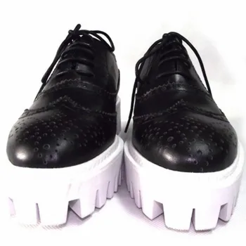 2023 Класически обувки на платформа с дебел ток, модни обувки, ръчно изработени от дантела, бели черни кожени обувки с перфорации тип 