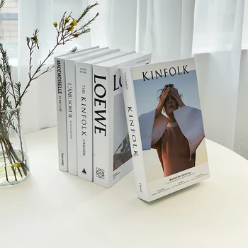 Украса на книгата Мода е Просто модерна симулация на Списание творчески живот Тенис на реквизит за снимки