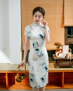 Секси елегантна рокля ципао от сатен с флорални принтом в китайски стил, на традиционното ципао от сатен, с висока цепка